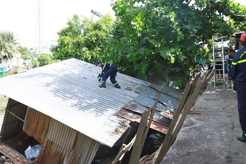 TP Cần Thơ: Liên tiếp xảy ra nhiều điểm sạt lở, hư hỏng nhà cửa