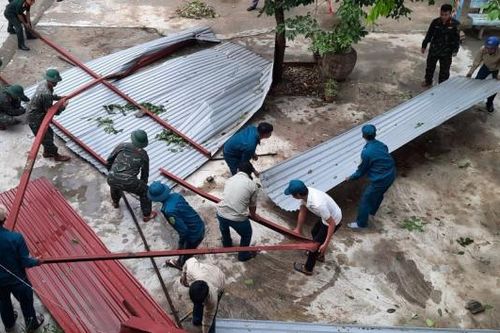 Gió lốc thổi bay mái trường, hàng trăm học sinh phải nghỉ học
