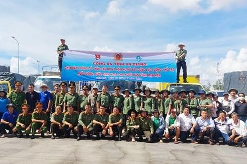 Công an tiếp tục hỗ trợ nước sạch cho người dân cùng hạn mặn