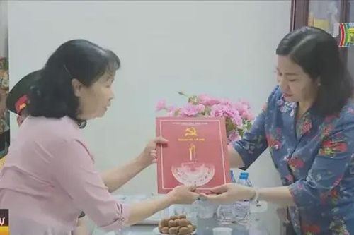 Lãnh đạo thành phố Hà Nội tặng quà chiến sĩ Điện Biên