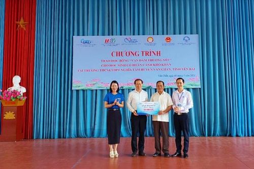 Hội Khuyến học tỉnh Yên Bái trao tặng học bổng 'Vạn dặm thương yêu'