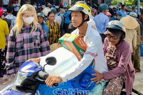 Tặng 400 bình nước uống và 400 suất quà cho người dân vùng hạn hán