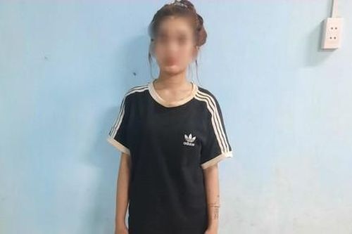 Bị rọi đèn xe vào mặt, thiếu nữ 15 tuổi cầm dao đâm cô gái thủng phổi