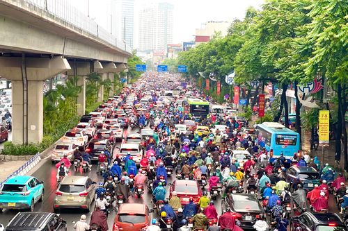 Mưa lớn từ sáng sớm, nhiều tuyến đường Hà Nội ùn tắc