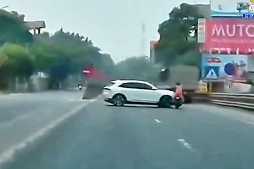 Ô tô quay đầu như chốn không người tông văng người đi xe máy