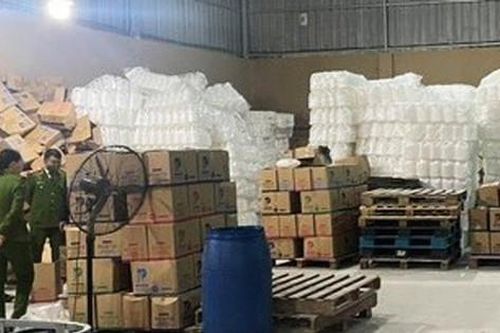 Hóa mỹ phẩm giả, nhái tràn ngập: Đừng tự rước độc vào mình