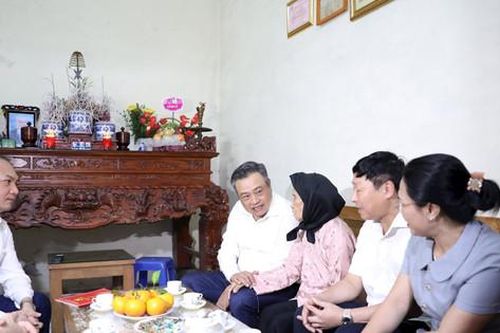 Chủ tịch UBND thành phố Hà Nội thăm, tặng quà chiến sĩ Điện Biên