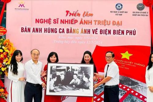 Hà Nội: Triển lãm 'Bản anh hùng ca bằng ảnh về Điện Biên Phủ' mở cửa đến 12-5