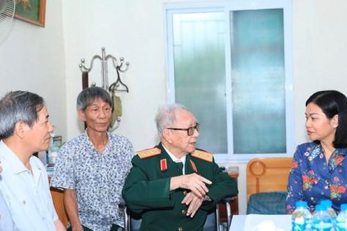 Phó Bí thư Thường trực Thành ủy Nguyễn Thị Tuyến thăm, tặng quà thân nhân liệt sĩ, chiến sĩ Điện Biên