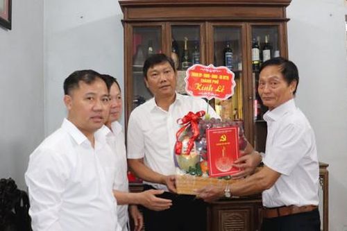 Trưởng ban Dân vận Thành ủy Đỗ Anh Tuấn thăm, tặng quà gia đình chiến sĩ Điện Biên