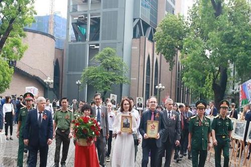 Đại sứ quán Nga tổ chức tưởng niệm 'Binh đoàn bất tử' kỷ niệm Ngày Chiến thắng phát xít