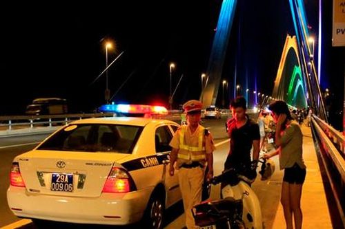 Hà Nội: Khuyến cáo không dừng đỗ xe trên cầu Nhật Tân hóng mát