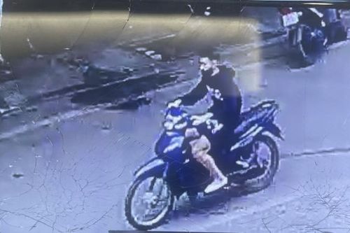 Hà Nội: Truy tìm đối tượng đi xe máy gây tai nạn khiến người phụ nữ gãy 2 chân rồi bỏ trốn