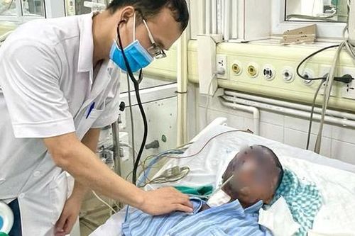 Cô gái 17 tuổi bị thủy đậu biến chứng nặng, suýt tử vong do điều trị sai cách
