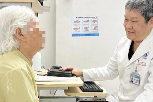 Phẫu thuật thành công cho cụ bà 95 tuổi có bướu cổ khổng lồ