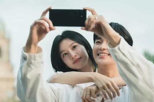 'Queen Of Tears' đã hết, Kim Soo Hyun và Kim Ji Won lại lộ hành động đáng ngờ