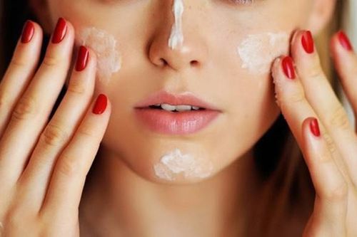 Chăm sóc da sai cách: Dùng kem che khuyết điểm để xử lý quầng mắt sưng