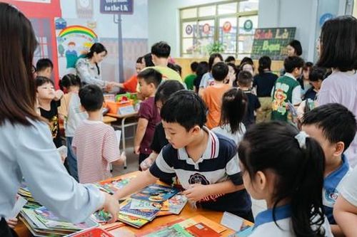 Hà Nội: Tween Tiểu học Đoàn Thị Điểm nhập vai trong Ngày hội Đổi sách - Đọc sách