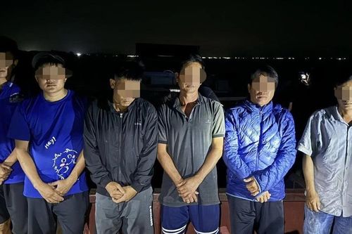 Bắt nhóm sử dụng 'người nhái' hút trộm cát trên sông Tiền