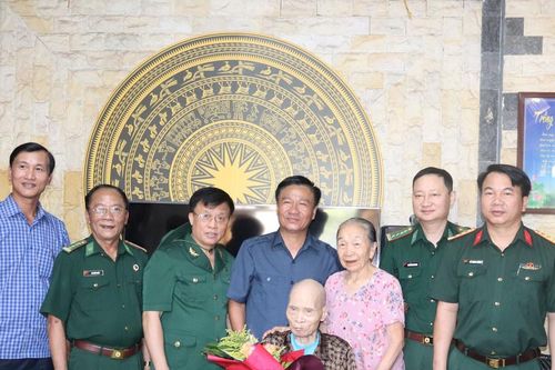 Chủ tịch Mặt trận tỉnh Quảng Trị thăm hỏi, tri ân chiến sĩ Điện Biên