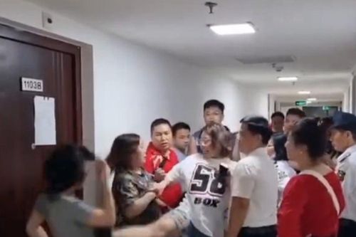 Công an vào cuộc vụ người phụ nữ đạp cư dân tại chung cư ở Hà Nội
