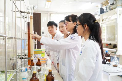 Đại học Quốc gia TP.HCM tuyển được 14 tiến sĩ diện 'xuất sắc'