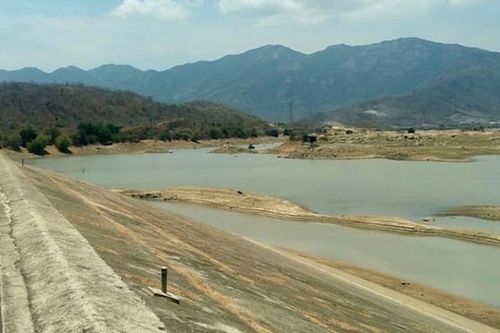Dung tích trữ các hồ thủy lợi trên cả nước đang sụt giảm nghiêm trọng