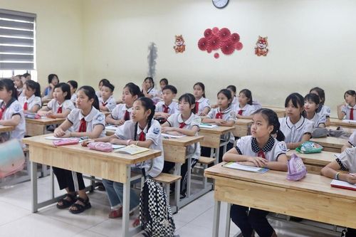 Học sinh tiểu học huyện Chương Mỹ thi đua viết chữ đẹp