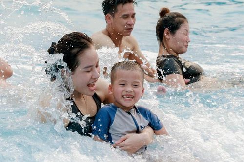 Mùa Hè, lại nhớ chuyện cho trẻ em học bơi