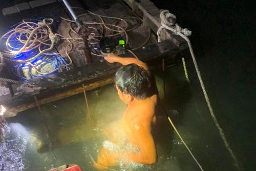 Xử lý nhóm đối tượng lặn dò nguồn cát để khai thác trái phép