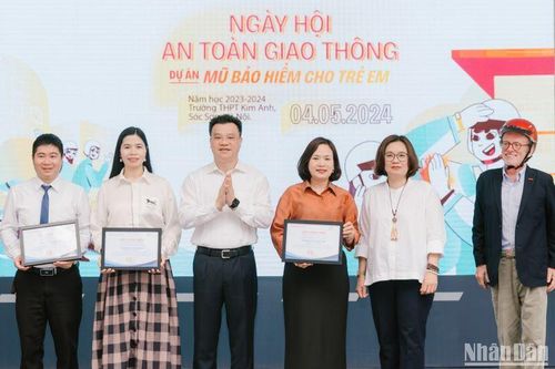 Trao tặng hơn 1.500 mũ bảo hiểm đạt chuẩn cho học sinh Hà Nội