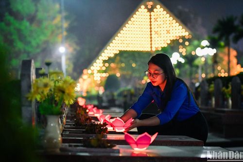 Điện Biên đồng loạt thắp nến tưởng niệm các anh hùng, chiến sĩ Điện Biên