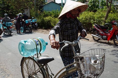 Tuổi trẻ cấp tốc ra quân hỗ trợ người dân vượt hạn mặn
