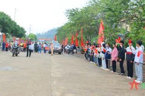 Nhân dân Sơn La chào đón đoàn đua