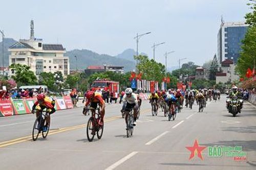 Chặng 3 Cuộc đua xe đạp 'Về Điện Biên Phủ-2024, Cúp Báo Quân đội nhân dân': Trời hửng rồi, tăng tốc về đích thôi!