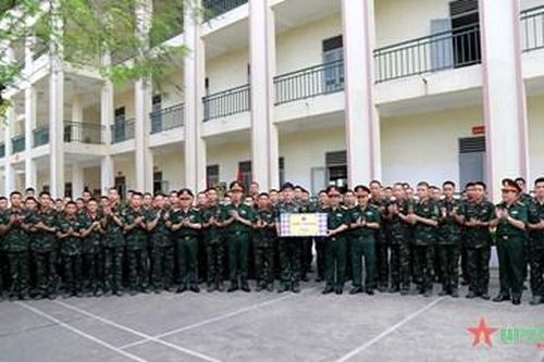 Tổng cục Hậu cần thăm, tặng quà động viên chiến sĩ mới tham gia huấn luyện tại Trung đoàn 692