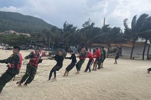 Biên phòng cửa khẩu cảng Đà Nẵng kịp thời ứng cứu tàu cá mắc cạn tại bãi biển Tiên Sa