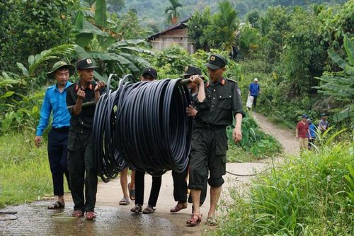 Tuổi trẻ Quảng Nam dẫn nước về trường, cõng điện lên non
