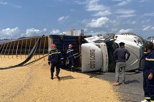 Lật xe container chở bắp