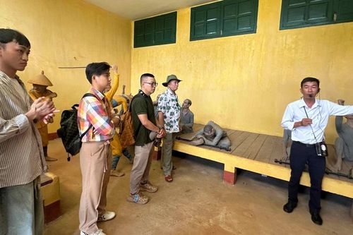 Đoàn văn nghệ sĩ TPHCM thăm một số di tích lịch sử tại TP Buôn Ma Thuột