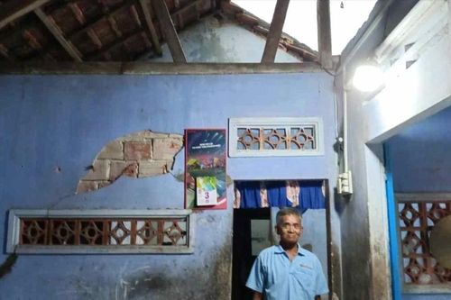 Gió lốc tốc mái nhà một hộ dân ở Quảng Ngãi