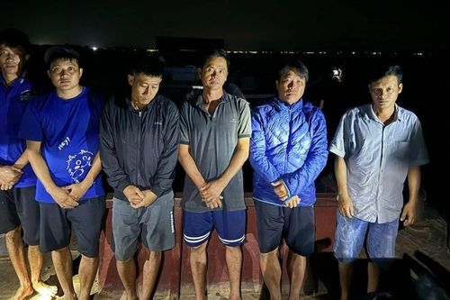 Dùng 'người nhái' dò nguồn cát để khai thác cát trái phép trên sông Tiền