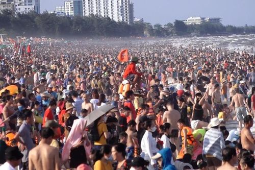 'Giải mã' tình trạng đông nghịt khách ở Sầm Sơn dịp lễ 30/4