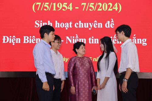 Hoạt động ý nghĩa của học sinh trường Ams chào mừng chiến thắng Điện Biên Phủ