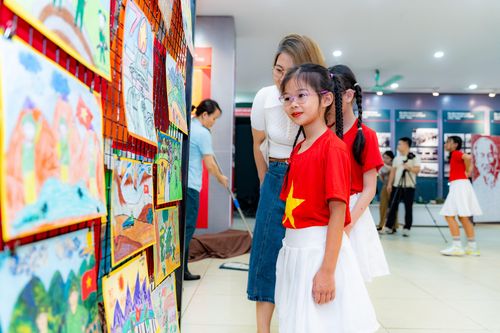 Học sinh trải nghiệm lịch sử qua triển lãm 'Âm vang Điện Biên trong em'