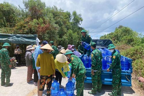 Hỗ trợ nước sạch và nhu yếu phẩm cho người dân vùng hạn mặn