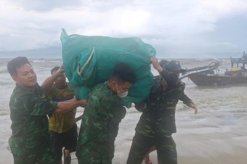 Kịp thời ứng cứu tàu cá bị trôi dạt vào bãi biển Tiên Sa