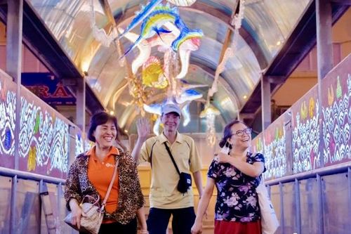 Du khách thích thú trải nghiệm tour đi bộ ngắm 'đại dương xanh'