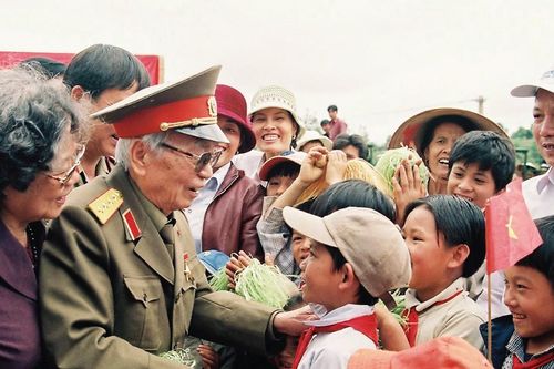 Bộ ảnh quý giá: Đại tướng Võ Nguyên Giáp thăm Điện Biên năm 2004