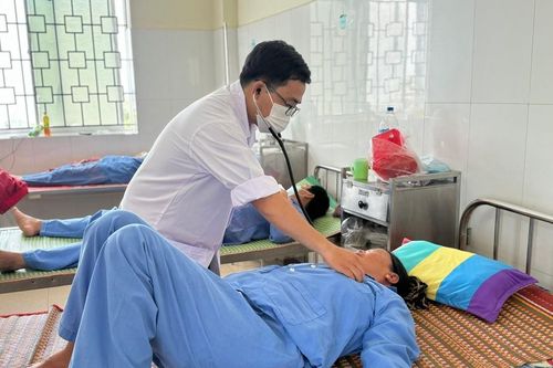 Quảng Ngãi: 5 người trong 1 gia đình nhập viện sau khi ăn cá nóc